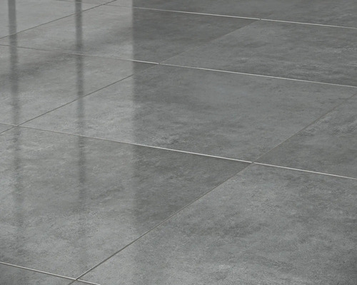 Graue Bodenfliesen, quadratisch verlegt