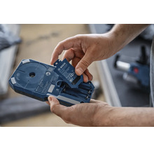 Mann setzt Batterie in Bosch Ortungsgerät ein