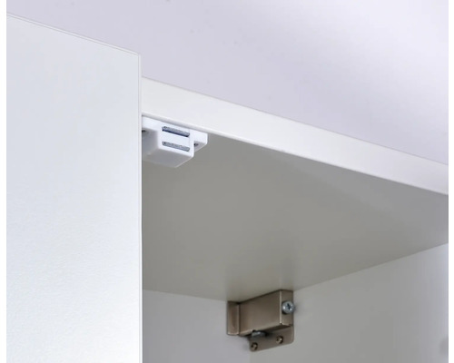 Weißer Schrank mit Magnetverschluss