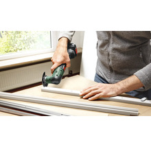 Mann arbeitet mit einem Multifunktionswerkzeug an Aluminiumprofilen