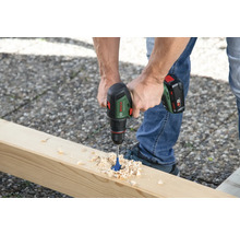 Person bohrt mit einem Akku-Bohrschrauber in ein Holzbrett