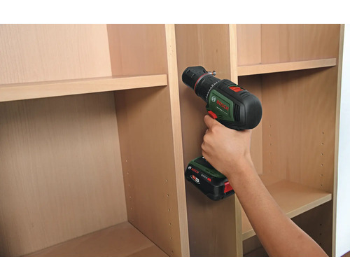 Eine Person montiert ein Regal mit einem Akku-Bohrschrauber.
