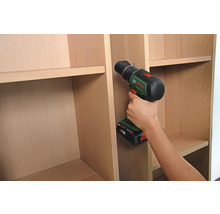 Eine Person benutzt einen Akku-Bohrschrauber zum Zusammenbauen eines Regals.