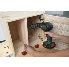 Akkubohrschrauber im Einsatz beim Zusammenbau eines Holzschranks