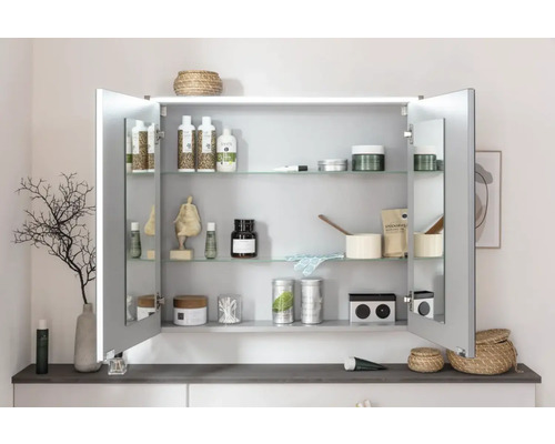 Geöffneter Spiegelschrank mit Glasböden und verschiedenen Badartikeln