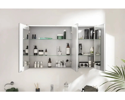 Offener Spiegelschrank mit diversen Badartikeln