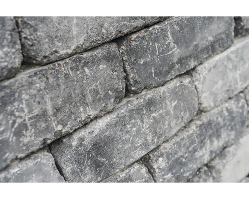 Nahaufnahme von Pflastersteinen aus Beton