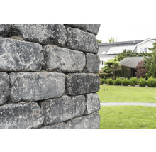 Mauer aus Natursteinen im Garten