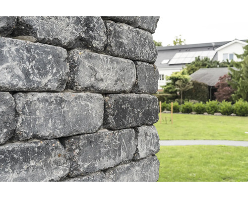 Mauer aus Natursteinen im Garten