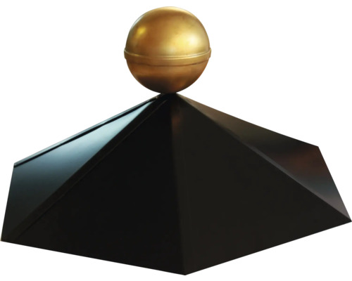 Dekokugel auf einer Pyramide