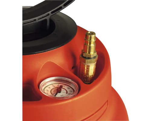 Detailansicht eines Geräts mit Manometer und Anschlussstück