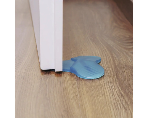 Blauer Türstopper aus Gummi vor einer Tür auf Holzboden