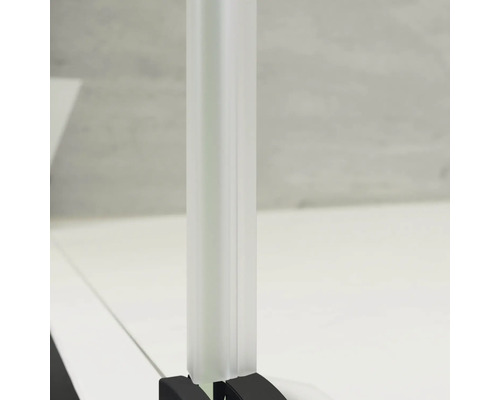 Kunststoff-Lichtleiste mit schwarzer Halterung