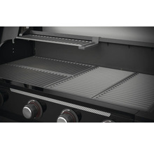 Innenansicht eines Gasgrills mit Grillrosten und Warmhalterost.
