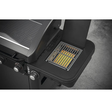 Detailansicht eines Gasgrills mit eingeschalteter Seitenkochstelle