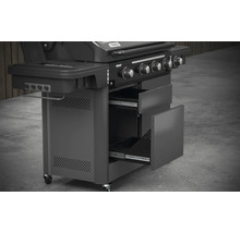 Grill mit geöffneten Schubladen zur Aufbewahrung von Grillzubehör.