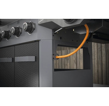 Detailansicht eines Gasgrills mit Bedienknöpfen, Türen und Gasschlauch