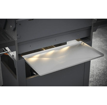 Ausziehbarer Grilltisch am Grill