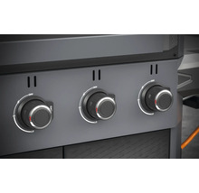 Nahaufnahme der Drehknöpfe eines Gasgrills zur Steuerung der Hitze.