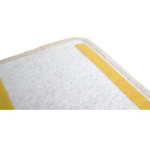 Detailansicht einer Teppichfliese mit Klebestreifen auf der Rückseite.