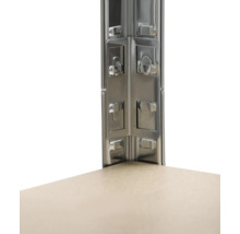 Detailansicht eines Eckregals mit Metallrahmen und Regalboden.