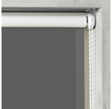 Graues Seitenzugrollo im Fensterrahmen