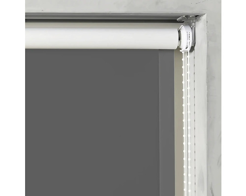 Graues Seitenzugrollo im Fensterrahmen