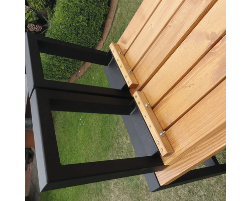 Detailansicht einer Gartenbank mit Holzlatten und Metallgestell