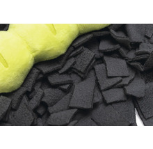 Schwarze Schnüffelmatte für Hunde mit einem hellgrünen Plüschtier