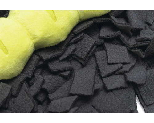 Schwarze Schnüffelmatte für Hunde mit einem hellgrünen Plüschtier