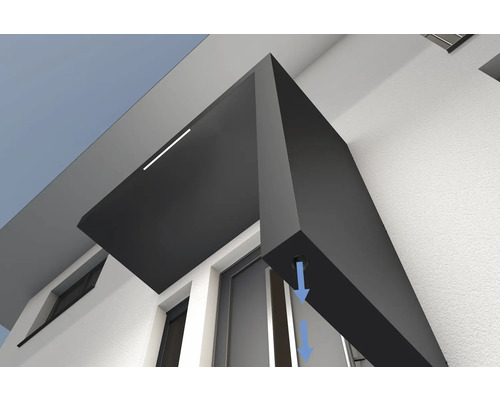 Dachrinne an einem Gebäude mit Richtungspfeil für den Wasserabfluss