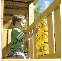 Junge spielt Tic-Tac-Toe an einem Spielturm