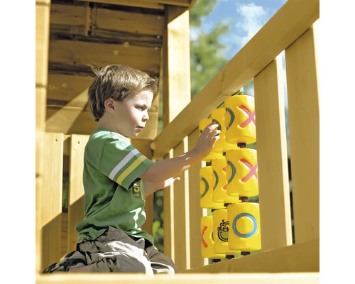 Junge spielt Tic-Tac-Toe an einem Spielturm