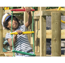Kind klettert auf einer Spielplatzleiter aus Holz und Seil.