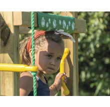 Kind klettert auf einem Spielgerät im Garten
