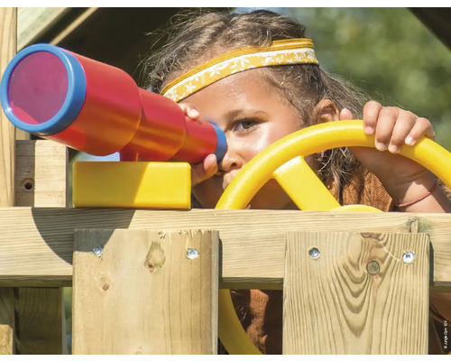 Mädchen mit Fernrohr und Steuerrad am Spielturm