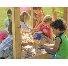 Kinder spielen im Sandkasten mit Sandspielzeug.