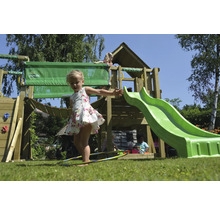 Spielplatz mit Rutsche, Schaukel und Kletterwand im Garten mit spielenden Kindern.