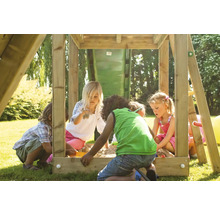 Kinder spielen in einem Sandkasten mit Spielturm im Garten.