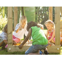 Kinder spielen im Sandkasten mit Rutsche auf dem Spielplatz.