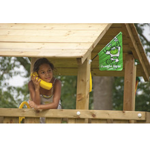 Mädchen mit Telefon in einem Spielhaus von Jungle Gym