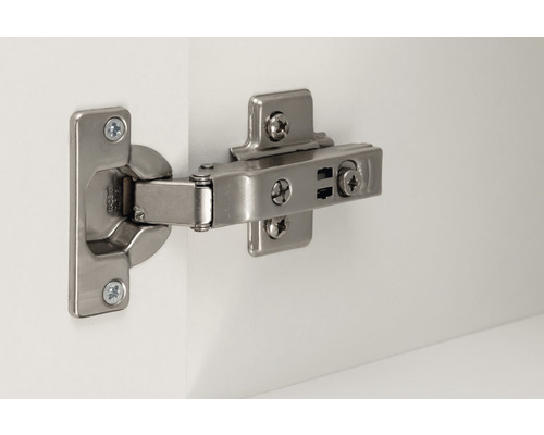 Möbelscharnier aus Metall an einer weißen Oberfläche befestigt