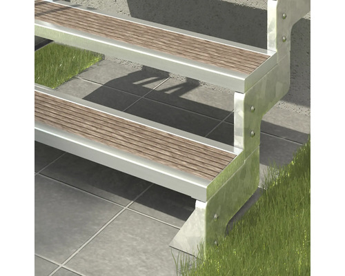 Detailaufnahme einer Treppe mit Holzstufen und Metallrahmen im Außenbereich.