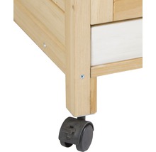 Detailaufnahme von Rollen an einem Holzmöbelstück