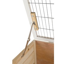 Detailansicht eines geöffneten Kleintierstalls mit Gitterabdeckung und Scharnier