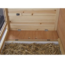 Innenansicht eines Holzkaninchenstalls mit Heu