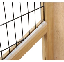 Detailansicht eines Zaunelements mit Holzrahmen und Drahtgitter