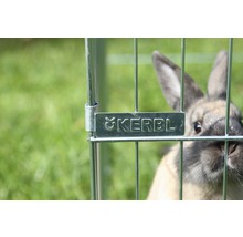 Kaninchen im Drahtkäfig mit Kerbl Logo