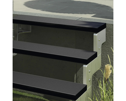 Außentreppe mit Aluminiumrahmen und Stufen aus rutschfestem Material