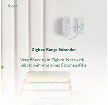 Frient Zigbee Range Extender an der Wand neben einer Steckdose.